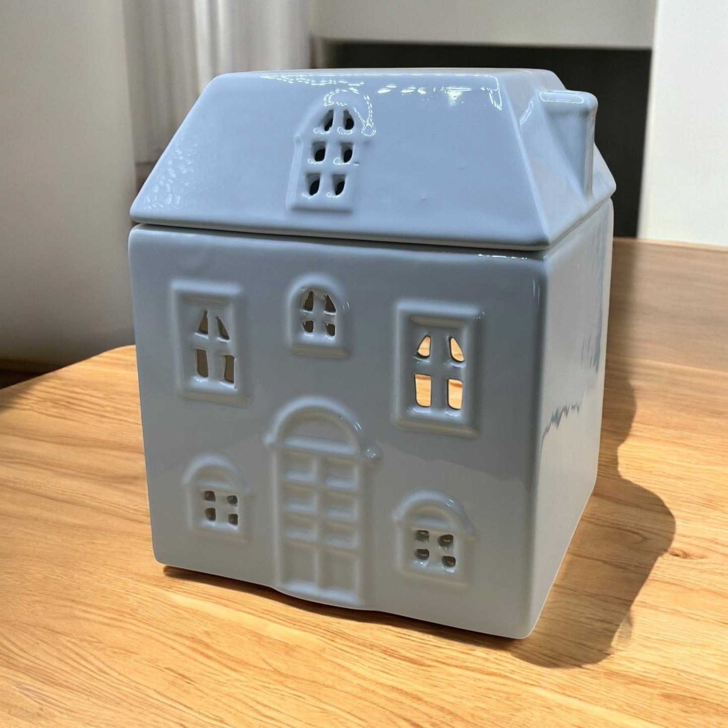 Ceramic cottage-style wax melt burner with intricate detailing, Perfect with our wax melts ideal for a warm, inviting fragrance.